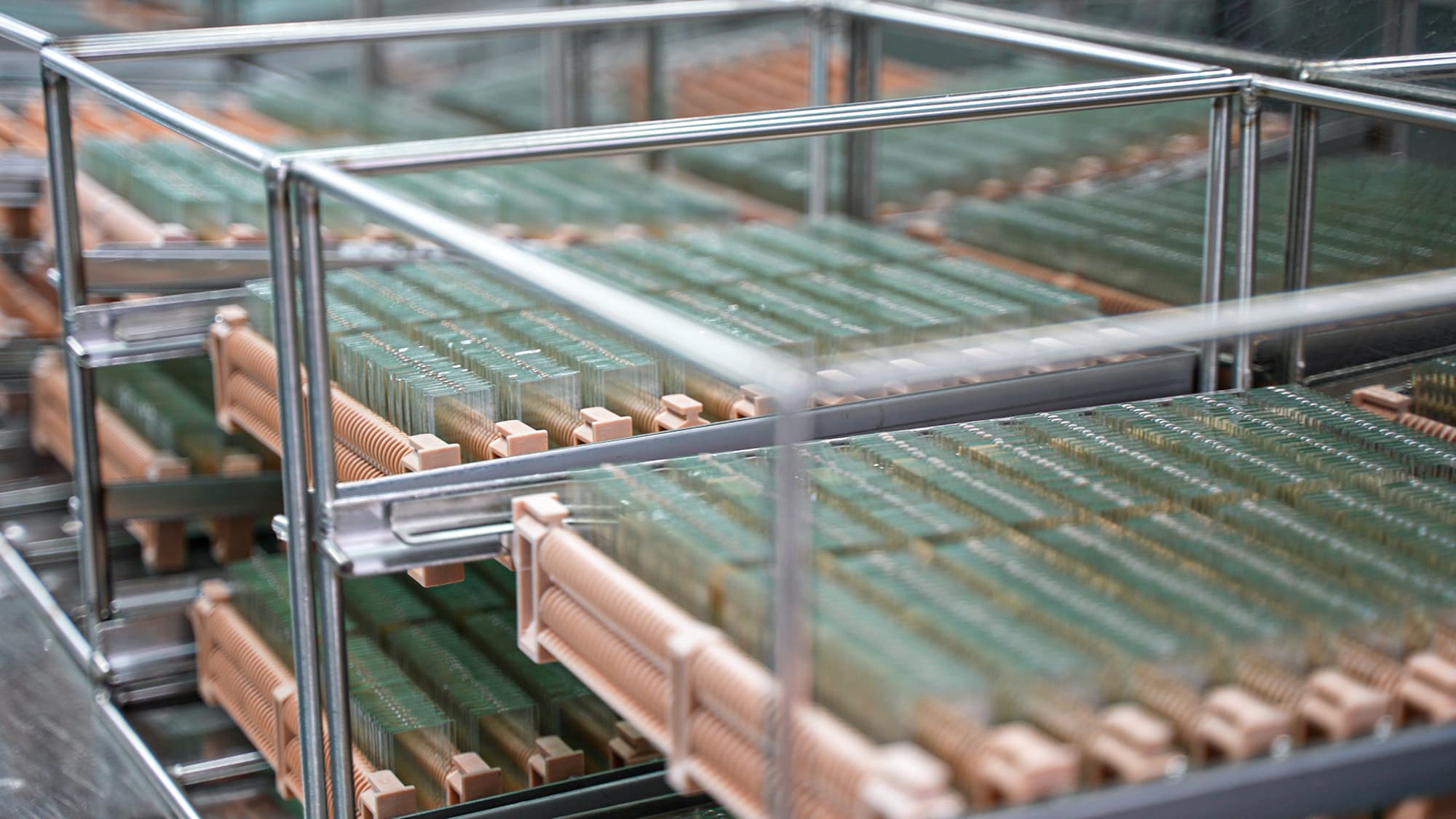 Konkurransen skjerpes i små og mellomstore skjermspor, kinesiske LCD-produsenter utnytter tilpasning for å fange globale markeder